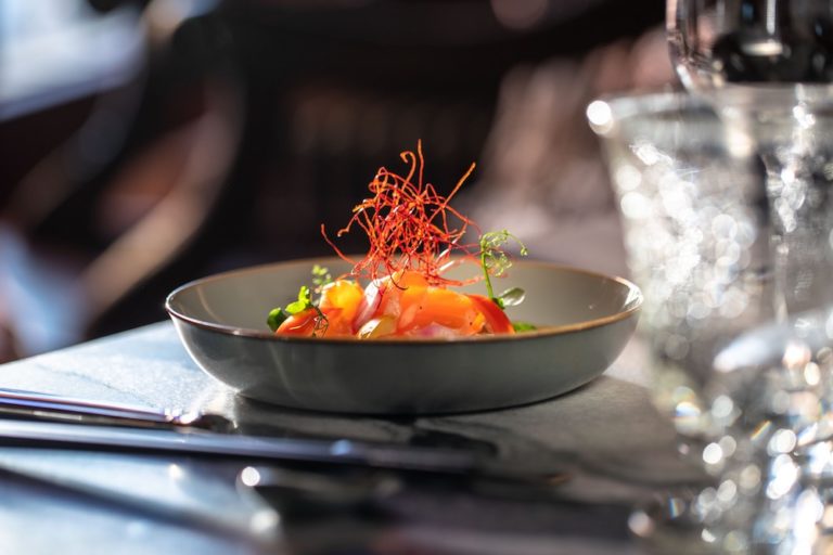 Recette du Tataki de Saumon au miel et la moutarde de la Cheffe Tomoko Gunji Hangarer, du restaurant La Muña à La Réserve Eden au Lac