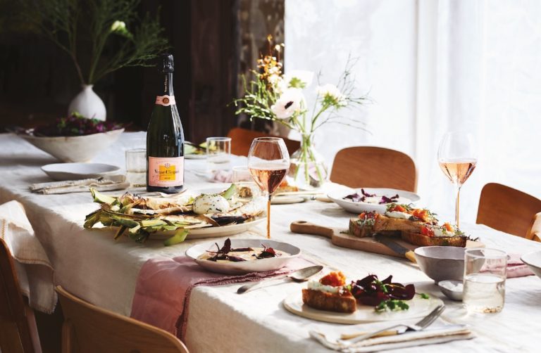 Veuve Clicquot Rosé, le vin idéal pour partager de délicieux mets aux notes estivales