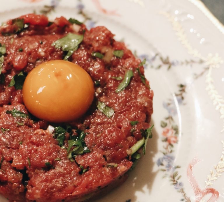 Recette du tartare de boeuf par le Chef Denis Gamard (Brasserie Rosie)