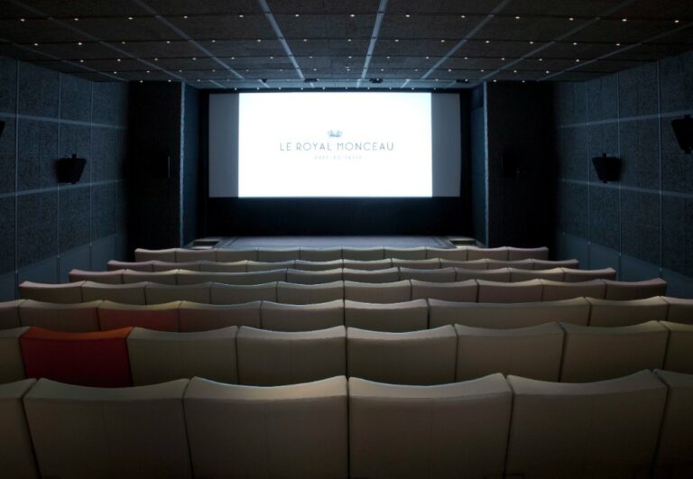 Salle de cinéma Katara du Royal Monceau avec sièges en cuir XXL